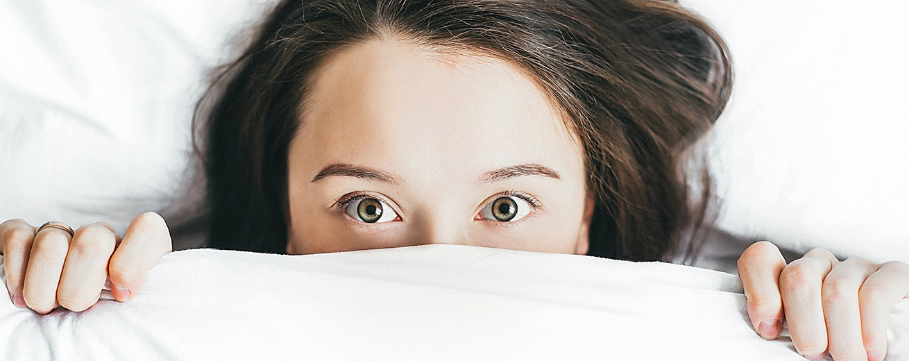 Wakkere vrouw in bed lijdt aan slapeloosheid