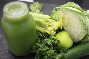 légumes verts et smoothie