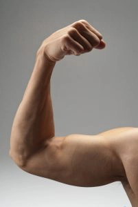 Man spant zijn biceps aan