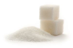 suikerklontjes en suiker op tafel met witte achtergrond
