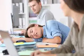 Vrouw op kantoor lijdt aan narcolepsie