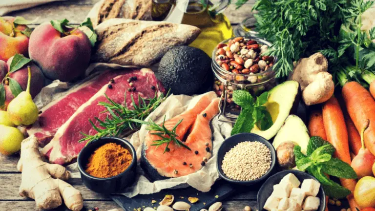Onbewerkte en natuurlijke voeding op tafel
