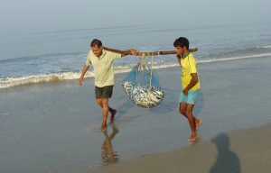 Vissers in Azië op het strand 