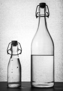 Deux bouteilles d'eau de différente taille