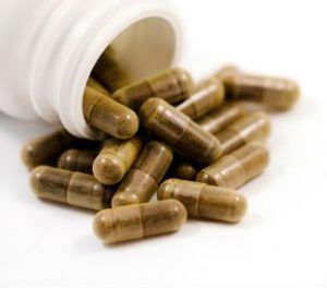Glucomannan extract capsules op witte tafel 