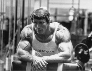 Arnold Schwarzenegger als bodybuilder in de sportschool