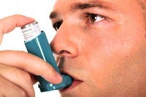 Man gebruikt astma inhalator
