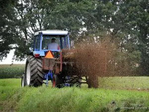tractor bemest het veld 