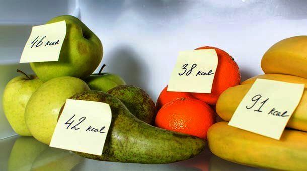 Verschillende fruitsoorten in de koelkast met daarop een post-it met het aantal calorieën 