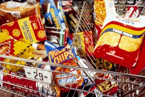 Suikerrijke voedingsproducten in winkelwagen