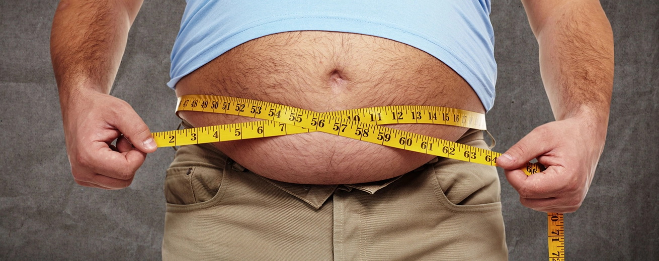 Man met overgewicht houdt meetlint om buik vast
