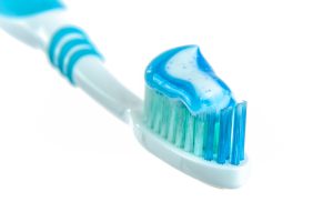 tandenborstel met tandpasta