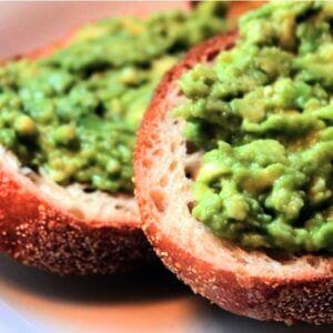 Geroosterd koolhydraatarm brood met avocado close up