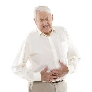 Oudere man heeft zichtbaar pijn aan buik