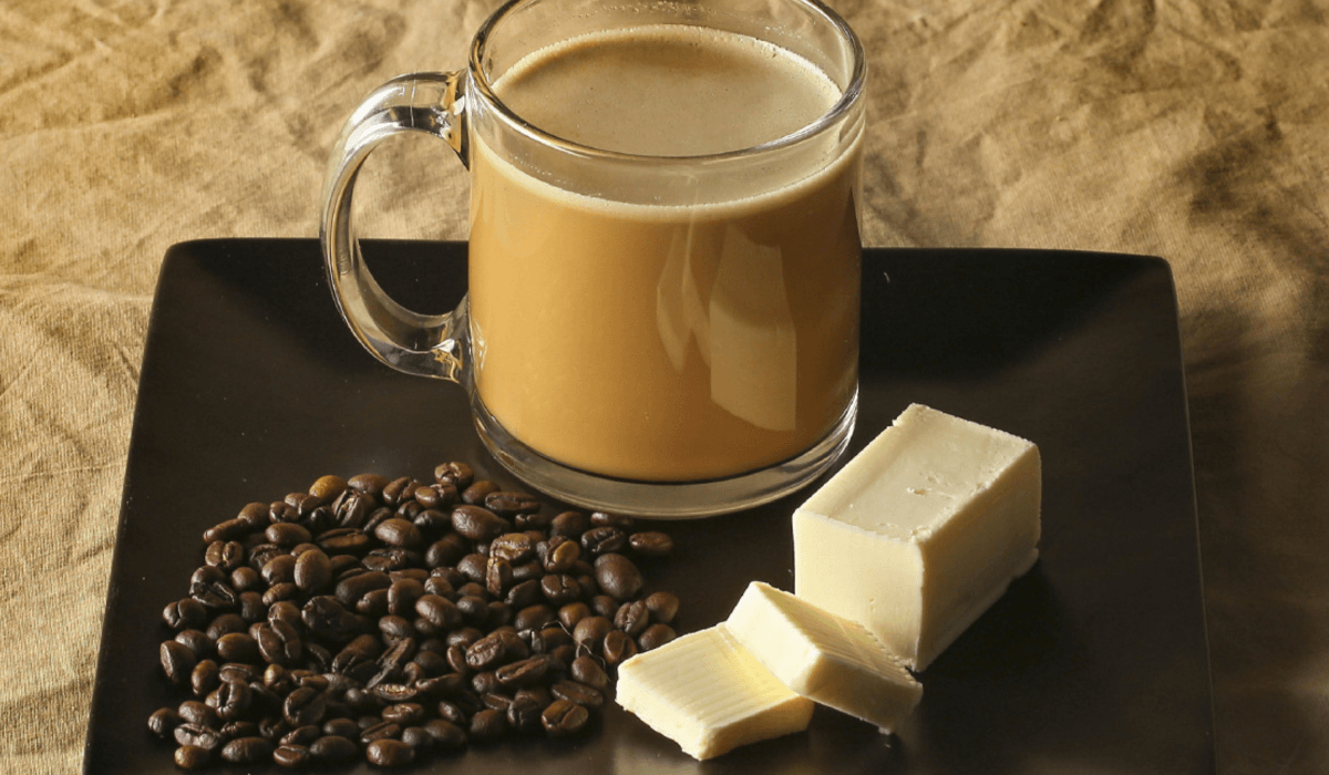bulletproof koffie op een plankje met koffienoten en boter
