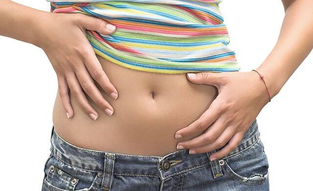 vrouw heeft last van maag-darmklachten