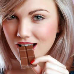vrouw eet chocolade