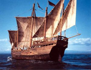 houten zeilschip vaart op zee