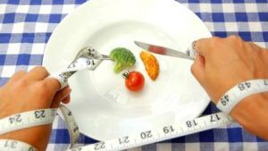 weinig eten op bord door het volgen van een crash dieet