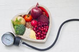 groenten en fruit op tafel met bloeddrukmeter