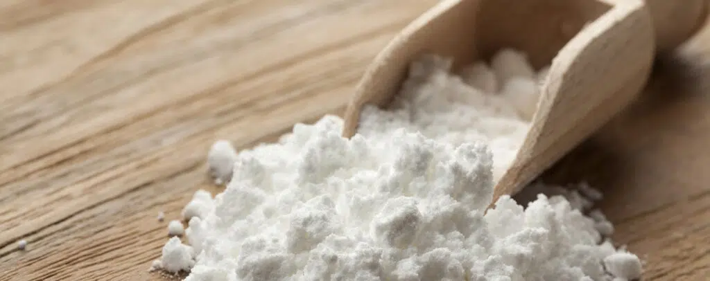 Houten lepel met Vet-sin op witte achtergrond
