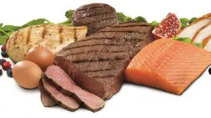 Verschillende eiwitrijke voedingsmiddelen zoals eieren, vlees en vis 
