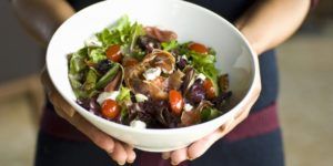 Koolhydraatarme salade in een kommetje