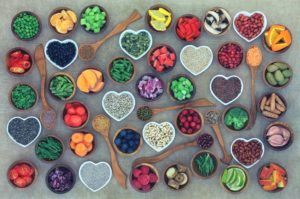 Voedingsmiddelen voor een goede hartgezondheid op houten tafel