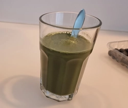 Glas met green juice op tafel