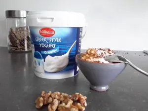 Griekse yoghurt pot van het merk Milbona op tafel