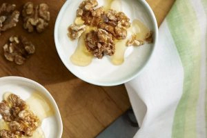 yoghurt met honing en cashewnoten in een kom