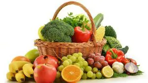 groenten en fruit in een rieten mandje