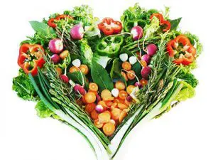 Verschillende soorten groenten maken samen een hart