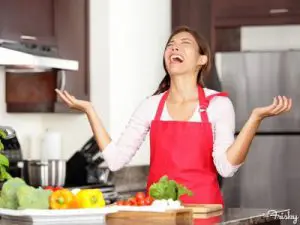 Vrouw in de keuken is gefrustreerd dat het koken niet lukt