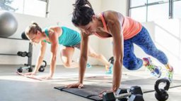 Twee sportieve vrouwen doen een workout samen