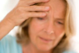Oudere vrouw heeft last van hoofdpijn