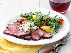 rood vlees met salade op bord