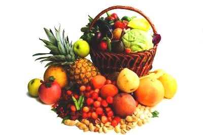Verschillende fruitsoorten in en rondom een fruitmandje