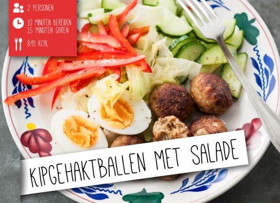 kipgehaktballen met salade op bord