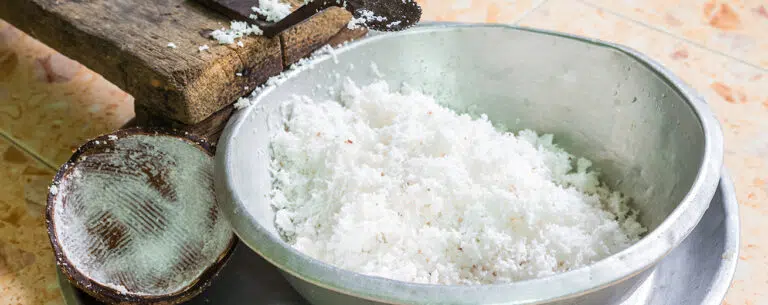 Rasp de kokosmelk om te koken