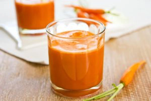 photo d'un verre de jus de carotte