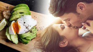 man en vrouw kussen met elkaar