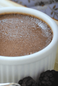 Verwarmde Maca chocolade pudding in potje