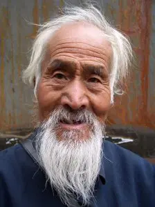Oudere Aziatische man met witte baard 