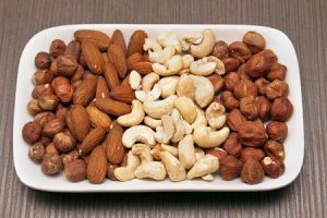 Verschillende soorten noten op een bakje