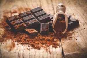 pure chocolade met cacao op houten tafel
