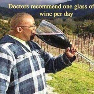 Man drinkt overdreven groot glas rode wijn