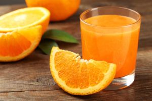 photo d'un verre de jus de carotte et orange