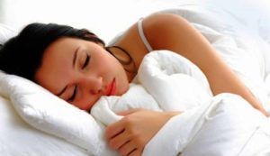 vrouw slaapt in bed met daglicht 