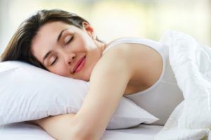 slapende vrouw van middelbare leeftijd ligt in bed